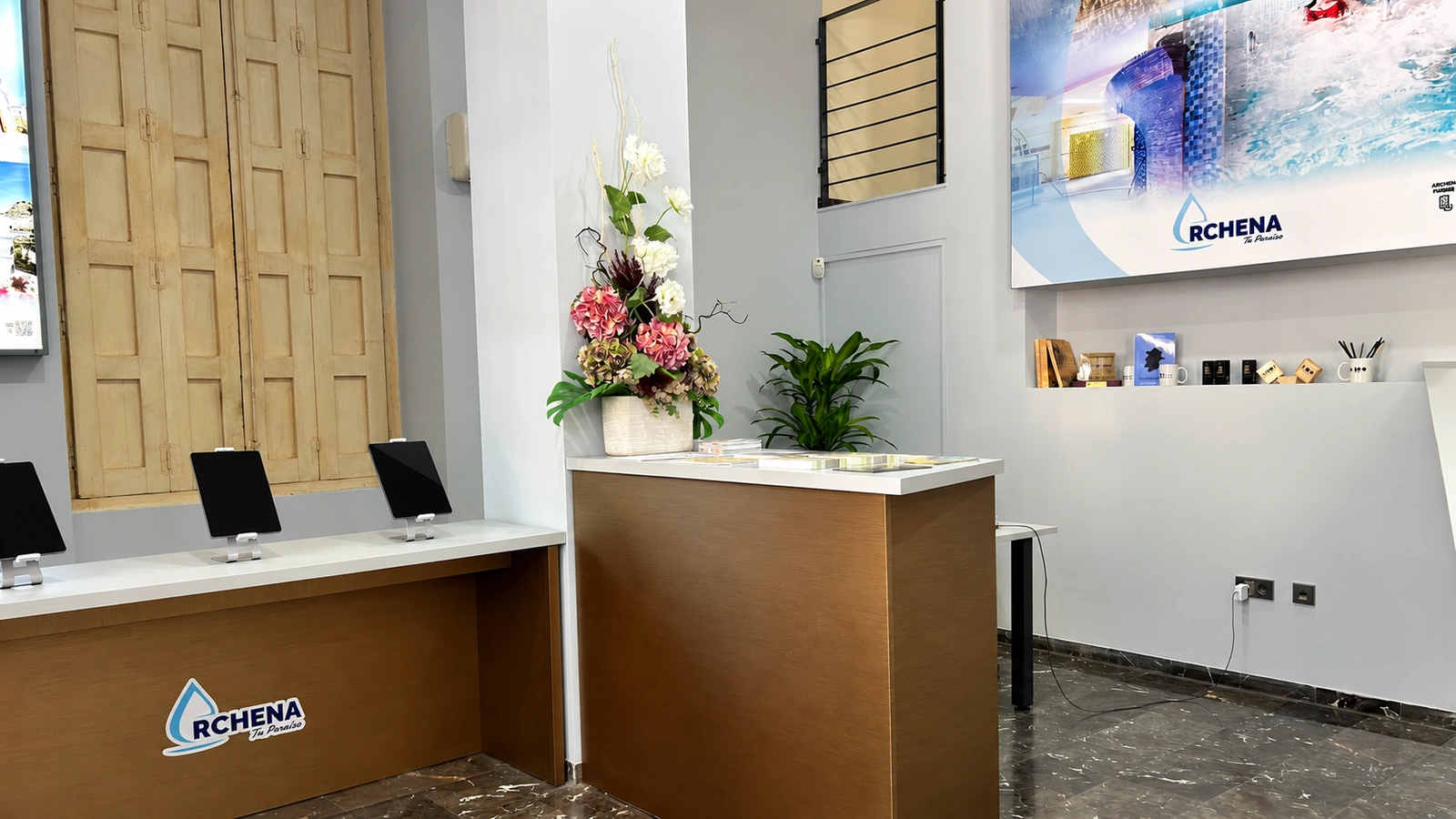 Interior de la oficina de turismo de Archena, con mostradores de información y material turístico