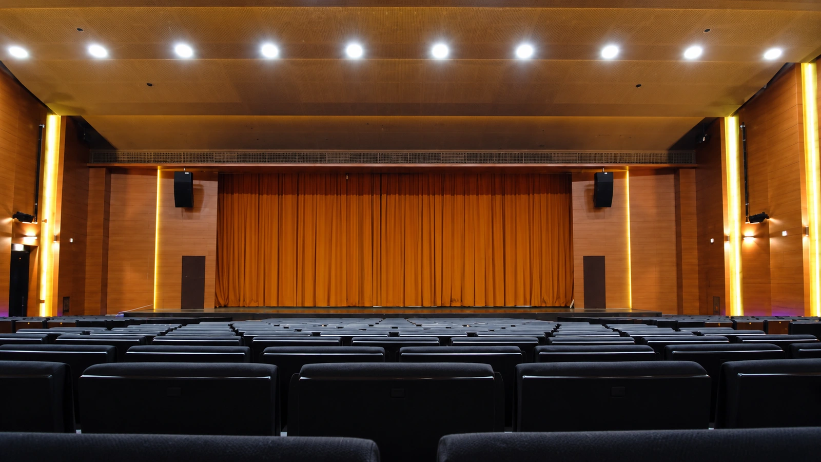 Escenario, telón y butacas del Teatro Villa de Archena.