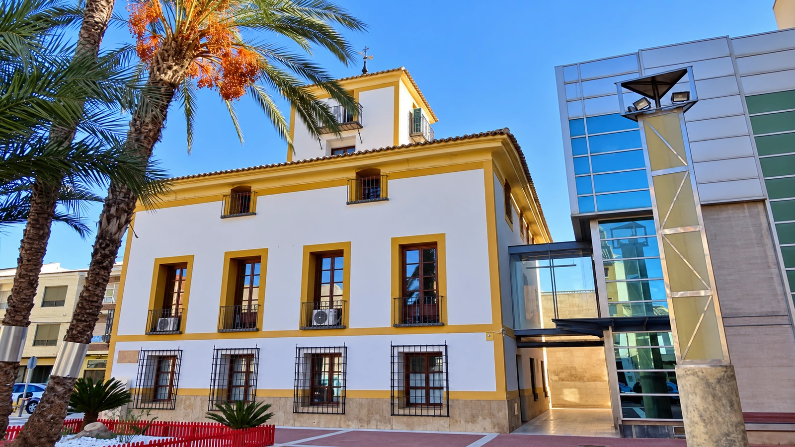 Fachada de la Casa Grande, sede del Ayuntamiento de Archena, junto a sus dependencias municipales