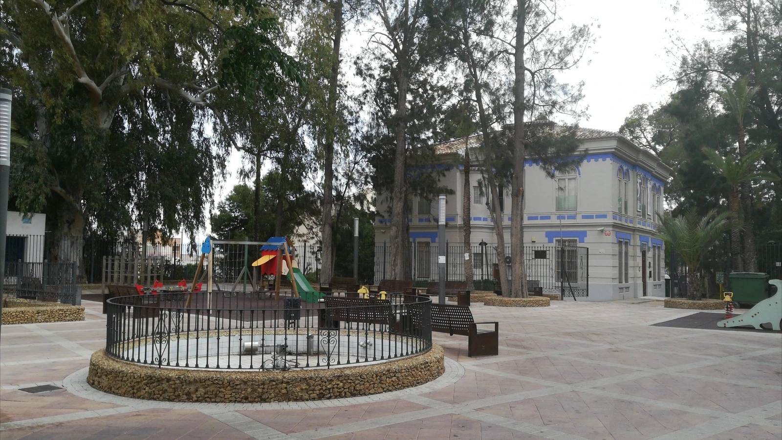 Plaza Primero de Mayo de Archena con arbolado y edificios, en una imagen de archivo