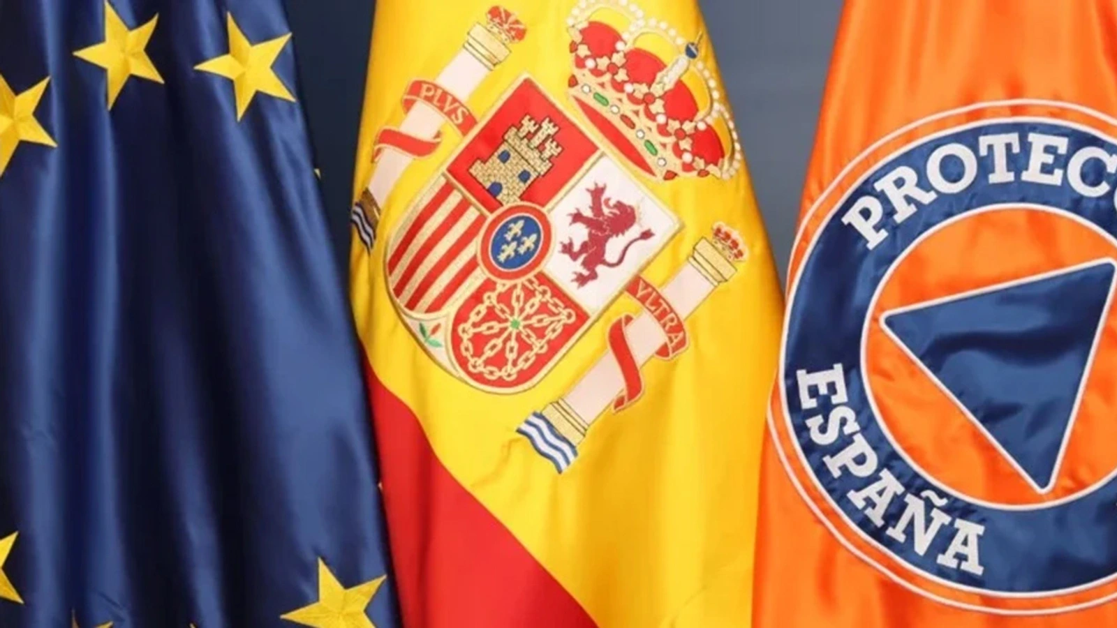 Banderas de España, la Unión Europea y Protección Civil en la fotografía oficial del anuncio de las directrices