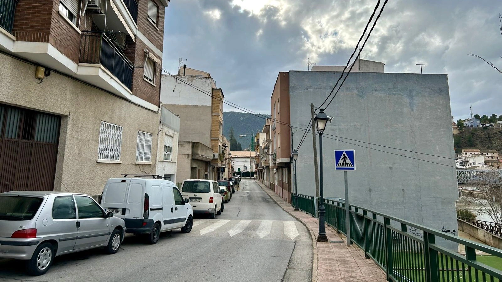 Vista de la avenida del Puente de Blanca, con la calzada y las viviendas incluidas en el ámbito de la renovación.