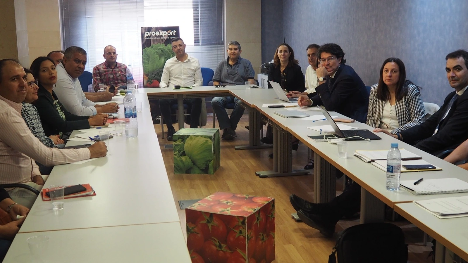 Representantes de Proexport y sindicatos reunidos en abril de 2024.