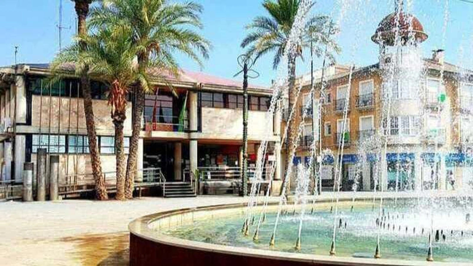Casa Consistorial de Ceutí junto a la fuente de la plaza José Virgili