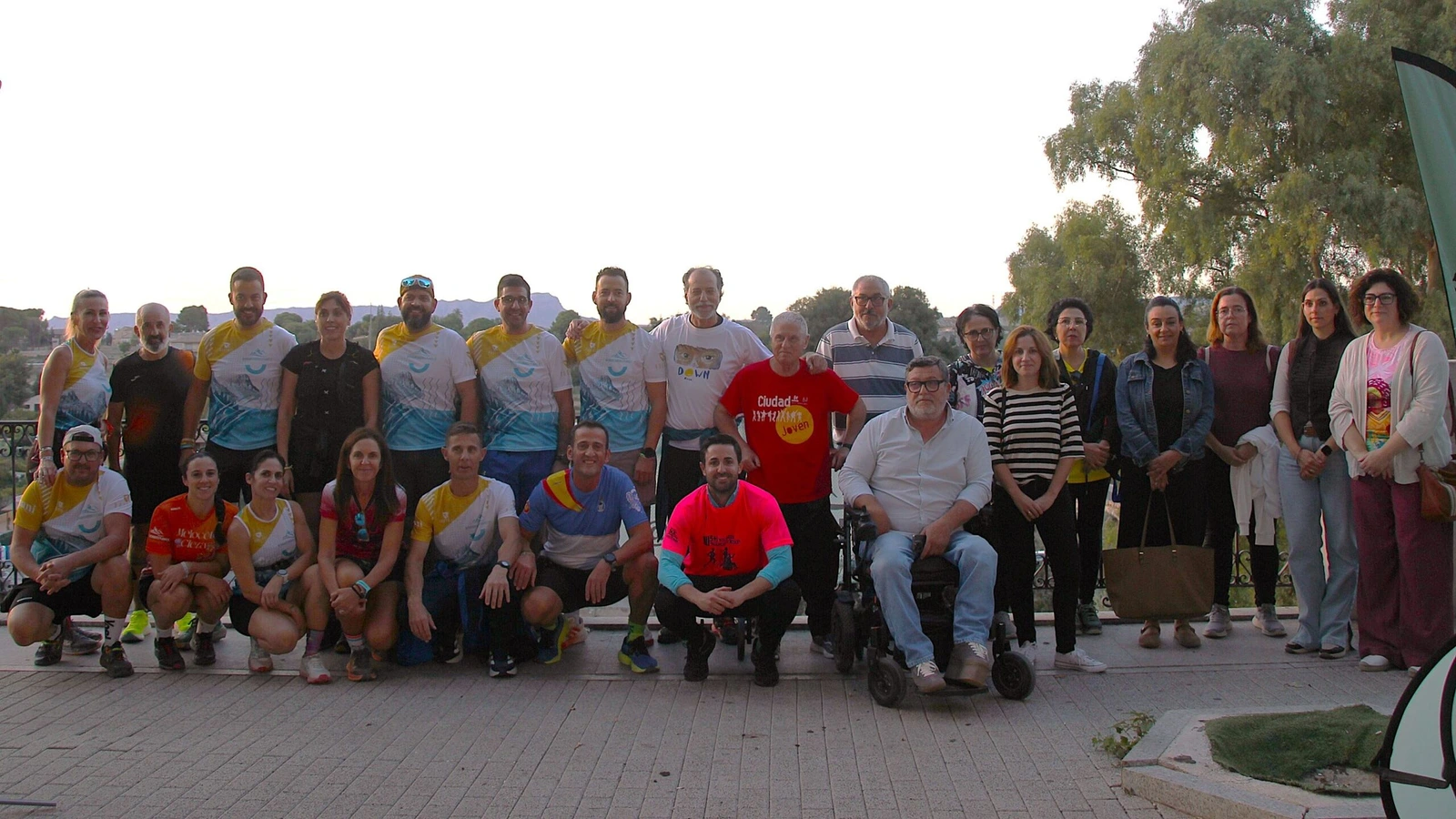 Participantes y organizadores en la presentación del 5+5 Solidarios en el Balcón del Muro de Cieza