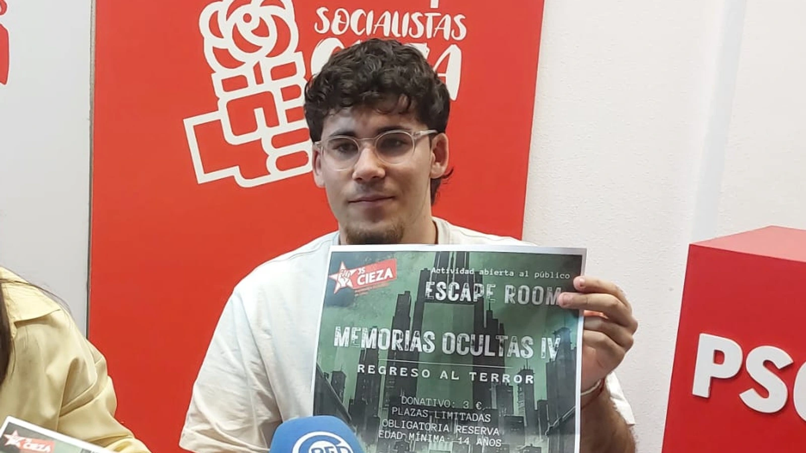 Lucas Martínez muestra el cartel de Memorias Ocultas IV en Cieza