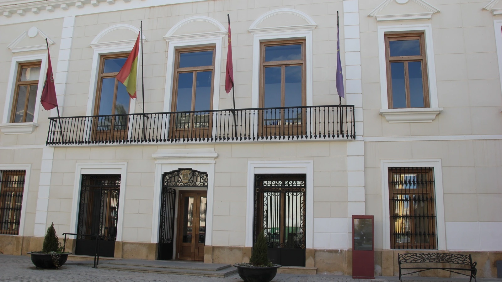 Fachada y entrada del Ayuntamiento de Cieza
