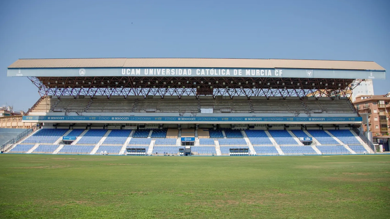 Tribuna y terreno de juego de La Condomina, en una fotografía de las instalaciones difundida por la UCAM.
