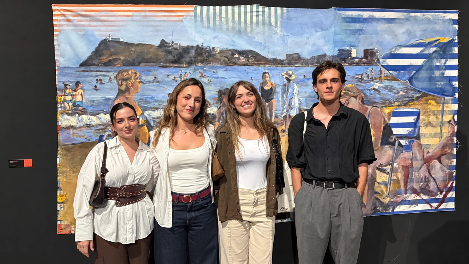 Participantes en la presentación de los premios de Artes Plásticas del CreaMurcia junto a una obra expuesta