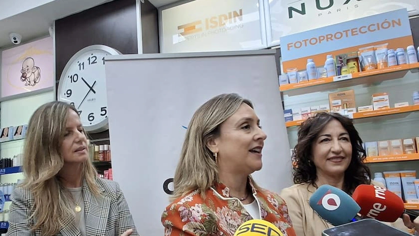 Conchita Ruiz informa sobre la colaboración con las farmacias durante la visita del 19 de octubre.