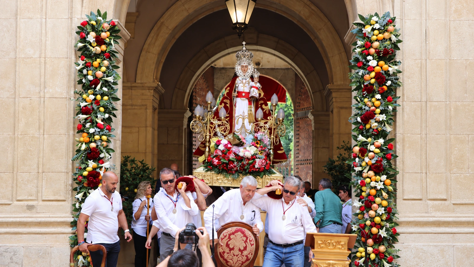 La Virgen de la Fuensanta bajo el arco del Palacio Episcopal de Murcia durante una visita anterior de su peregrinación