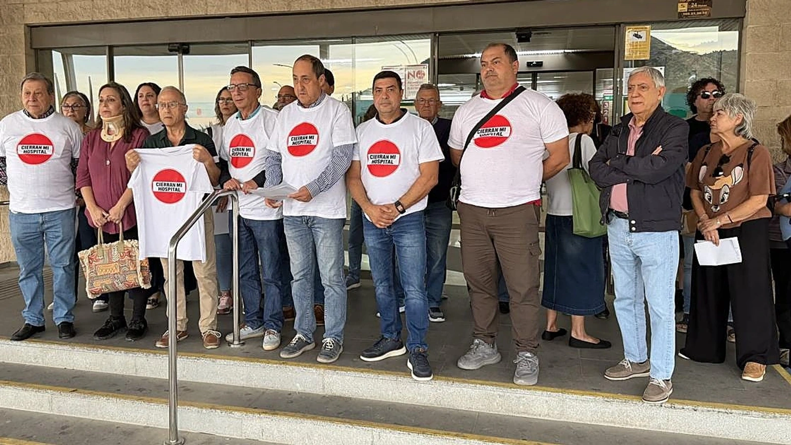 Participantes en la concentración del 20 de octubre ante el Hospital de Cieza