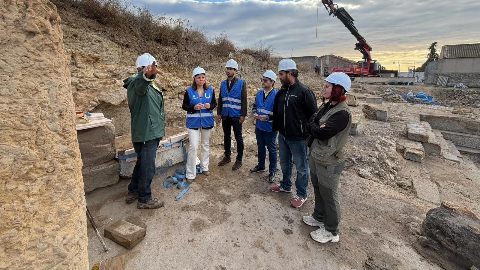 Visita a los trabajos arqueológicos de los Baños Romanos de Fortuna durante la preparación de la extracción.
