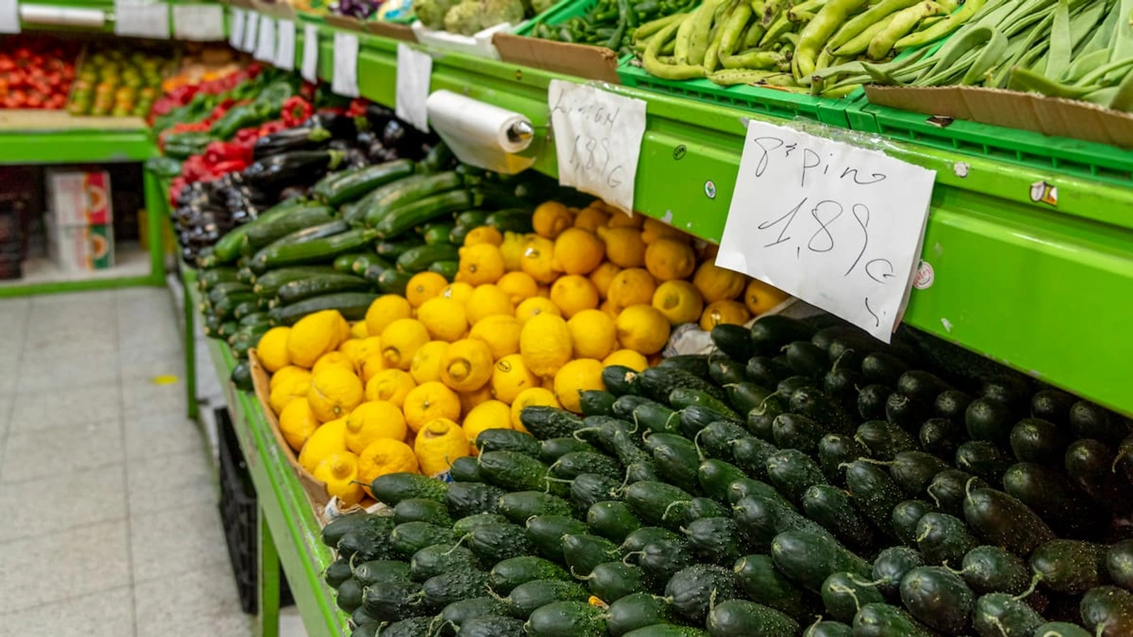 Frutas y hortalizas expuestas en un puesto de venta.