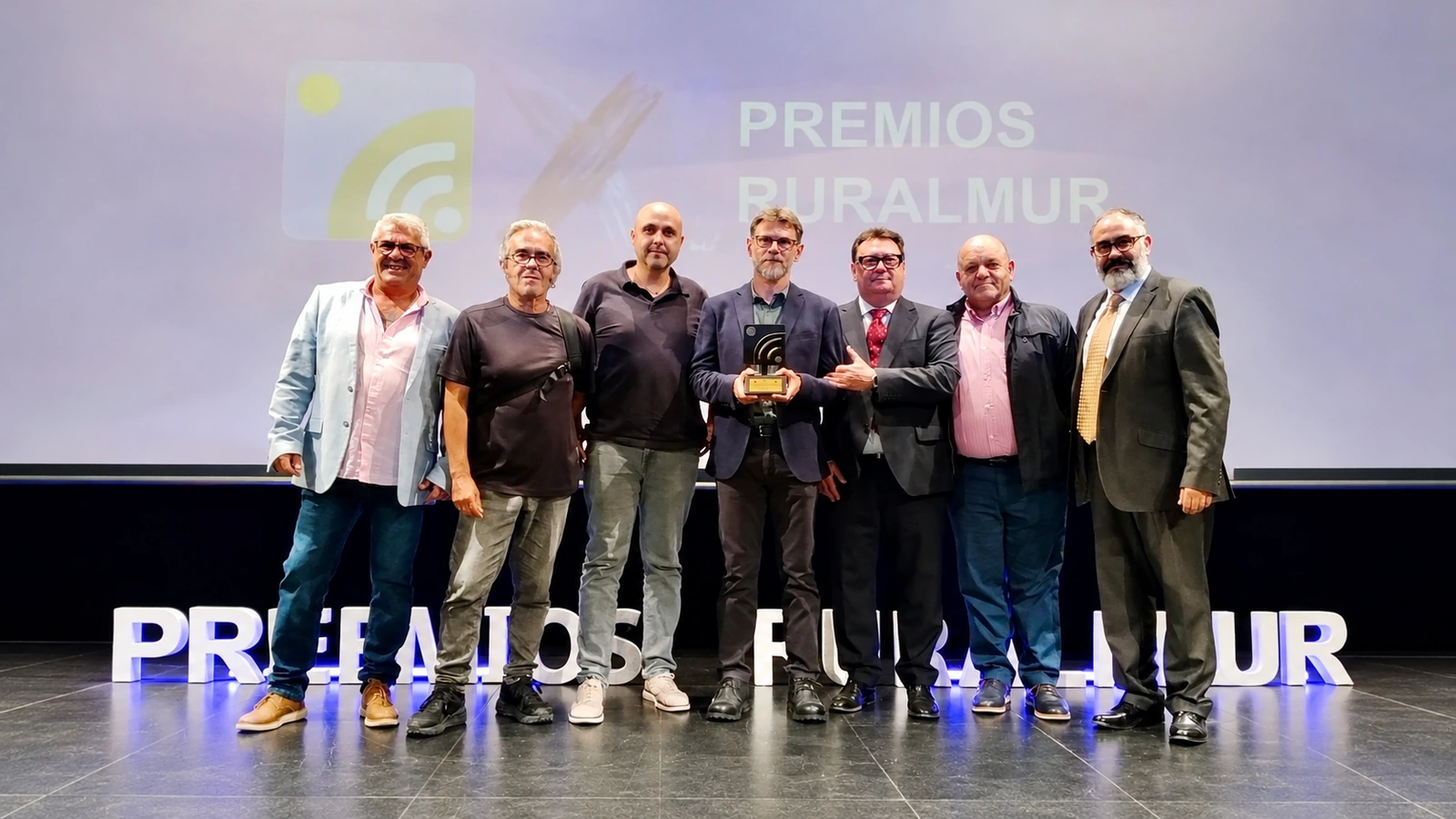 Grupo de La Carraila con el Premio Ruralmur en la gala de Bullas