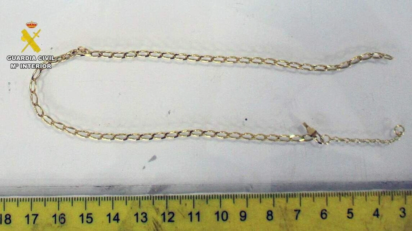 Una de las cadenas de oro recuperadas en la operación Porcheta. Fotografía: Guardia Civil.