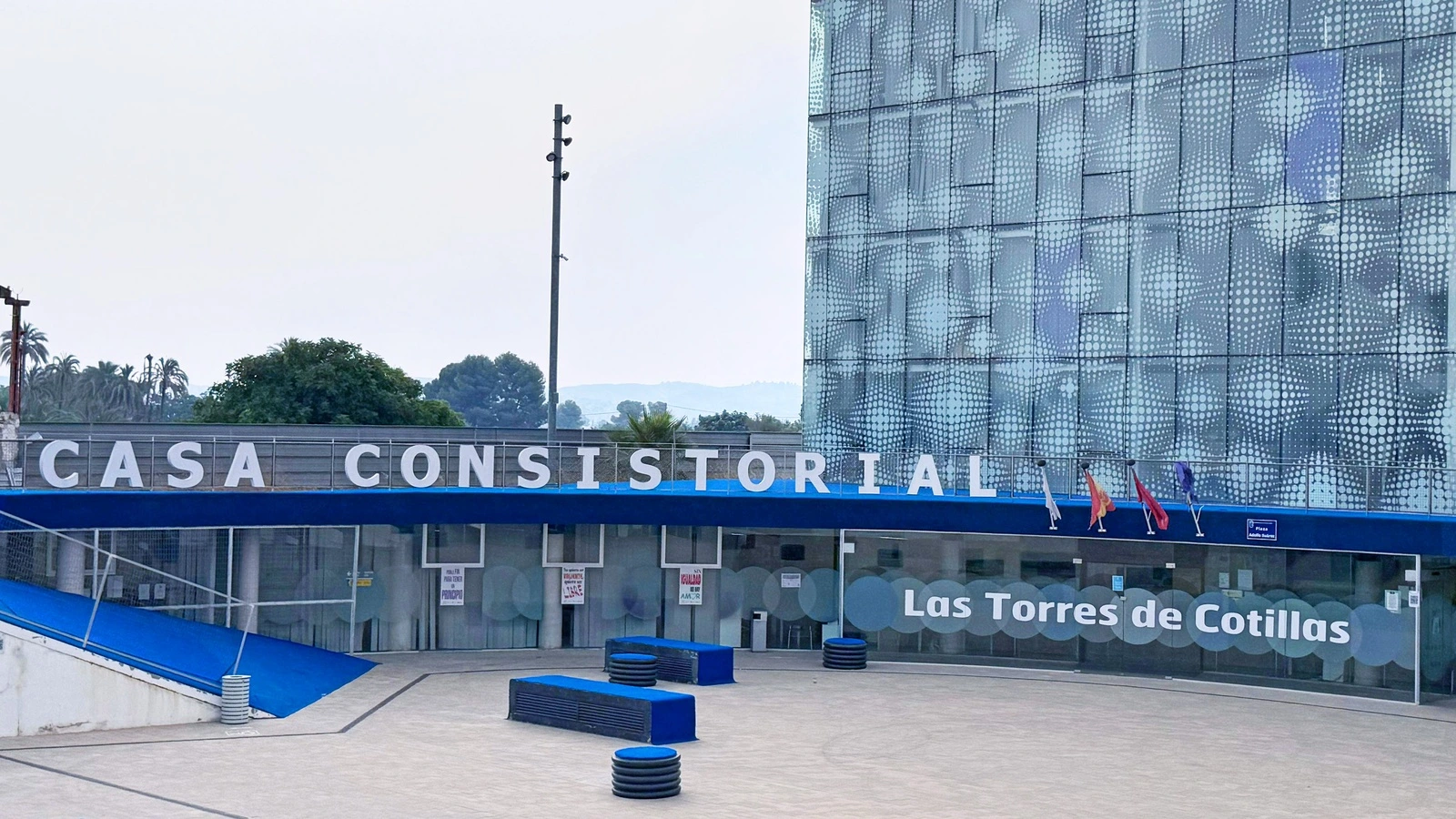 Fachada acristalada de la Casa Consistorial de Las Torres de Cotillas