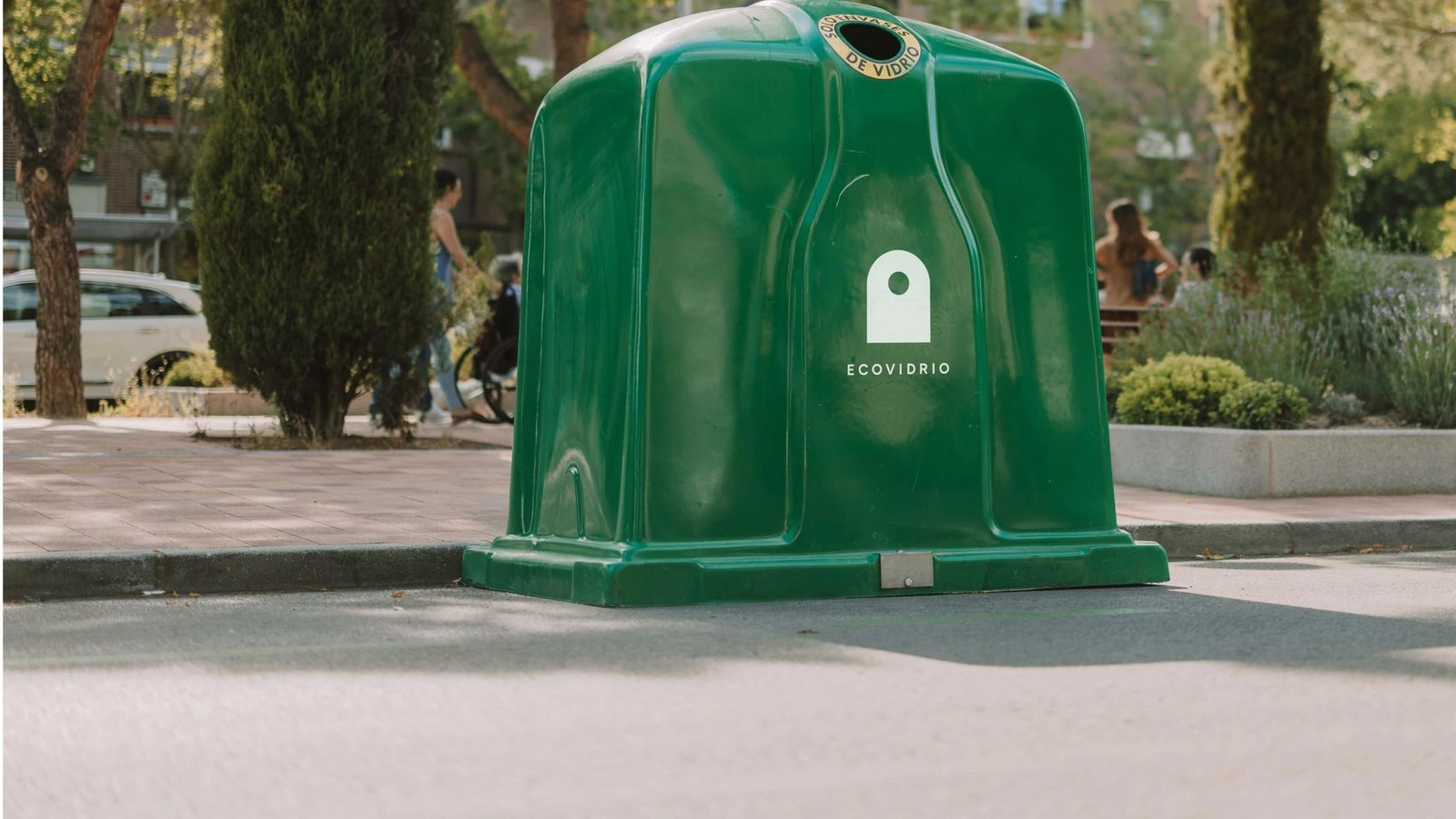Contenedor verde de Ecovidrio para la recogida de envases de vidrio