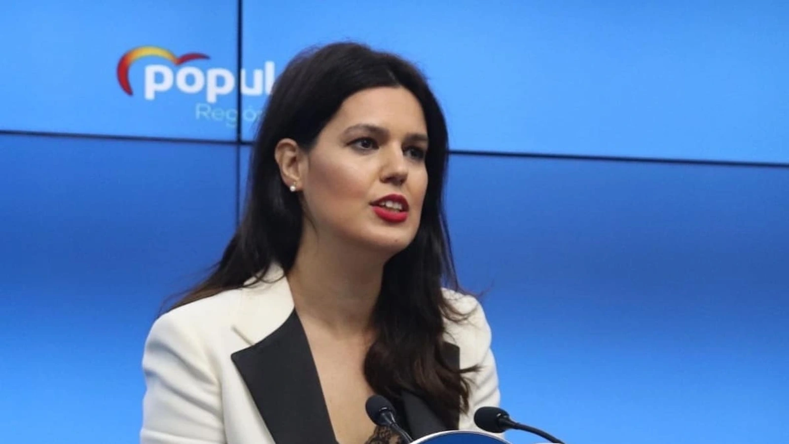 Mirian Guardiola ante los micrófonos en una comparecencia del Partido Popular regional.