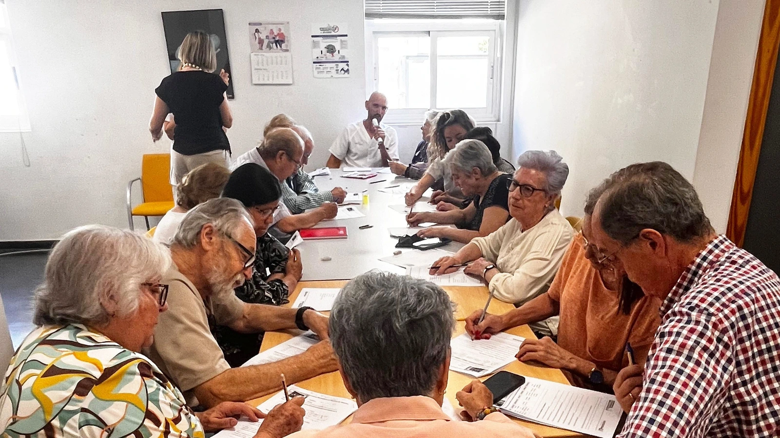 Personas mayores realizando ejercicios en un taller de estimulación cognitiva; imagen de archivo de Murcia