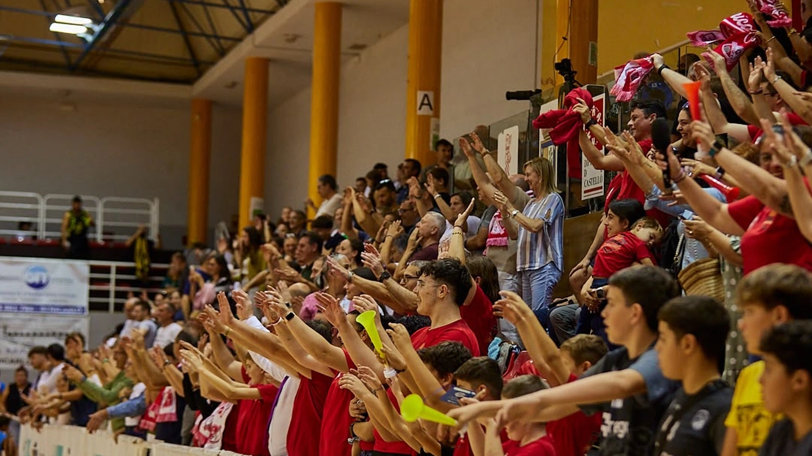 Aficionados del Benicarló en la grada del pabellón municipal.