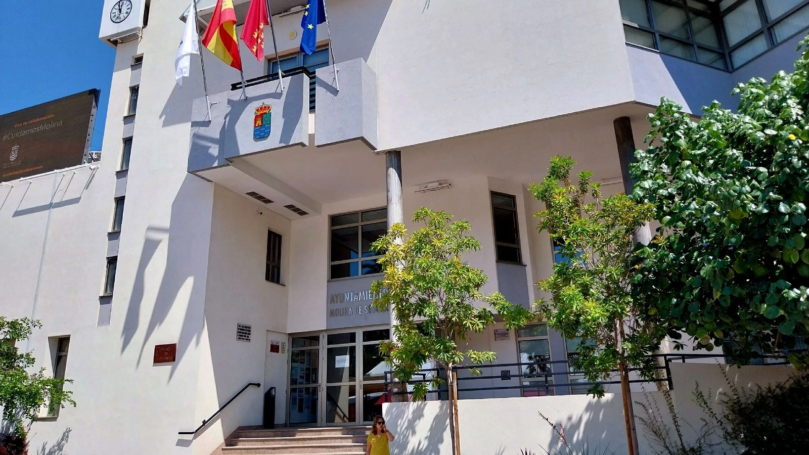 Fachada del Ayuntamiento de Molina de Segura con el escudo municipal, banderas y la escalera de acceso