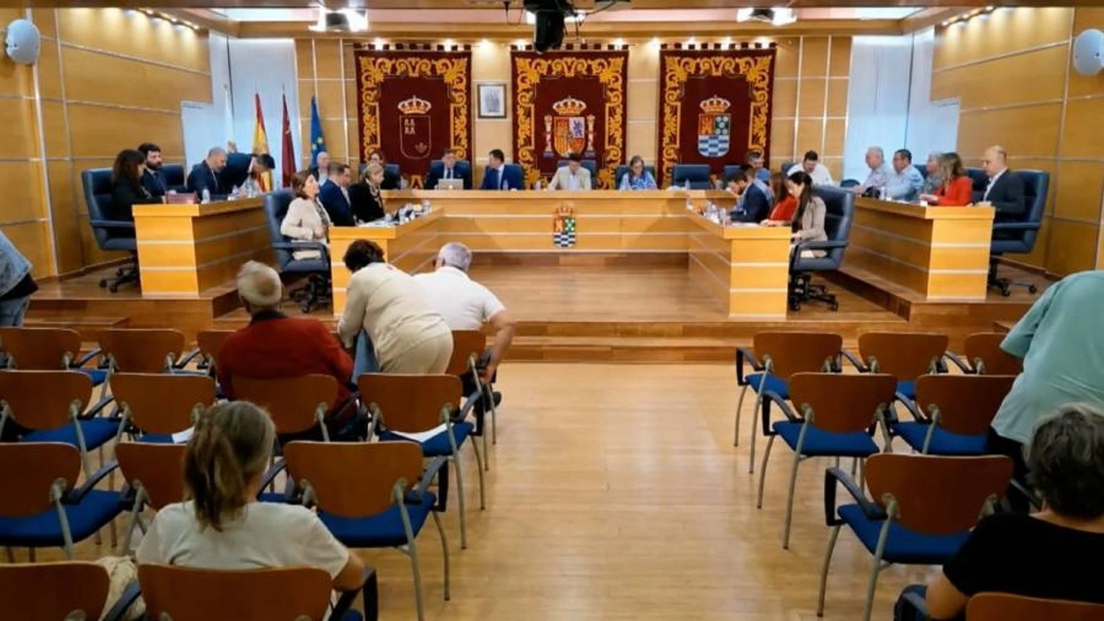 Salón de plenos del Ayuntamiento de Molina de Segura con los concejales sentados en sus bancadas y vecinos en las sillas del público
