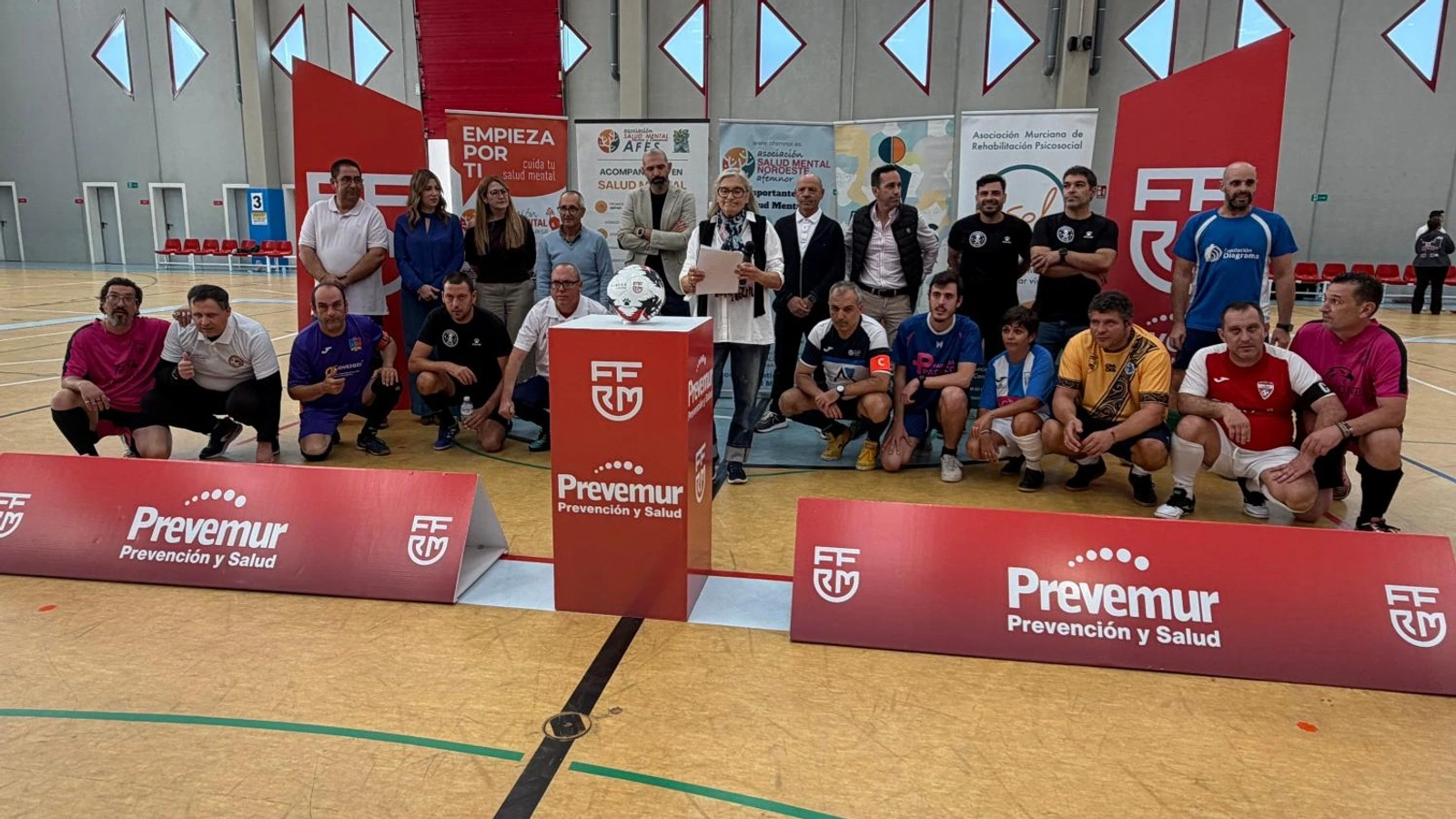 Participantes y representantes en la apertura de la Liga de Salud Mental en El Romeral.