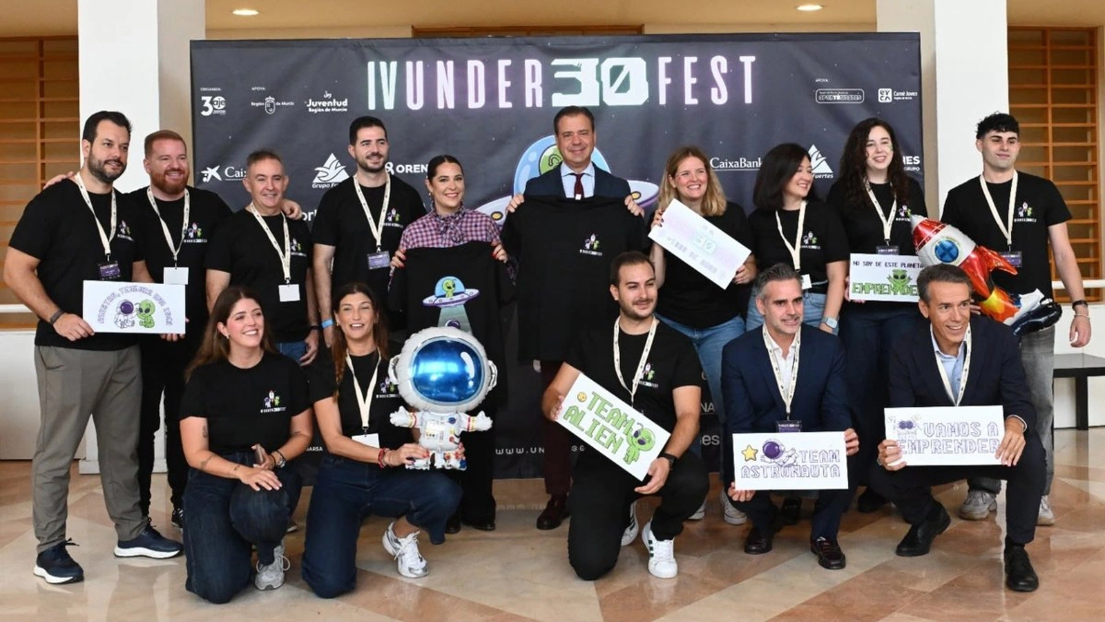 Participantes del IV Under 30 Fest junto al cartel de la jornada