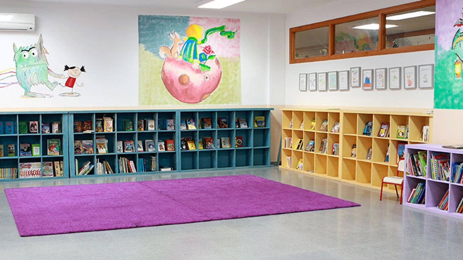 Biblioteca escolar del Colegio San José de La Alberca, con estanterías y una zona de lectura