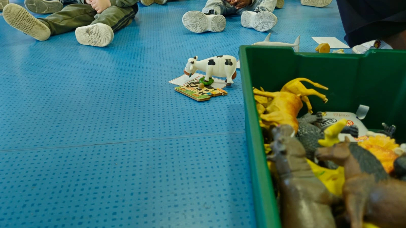 Materiales y juegos utilizados en una actividad de iniciación al inglés en la Escuela Infantil de La Paz. Fotografía: Ayuntamiento de Murcia.