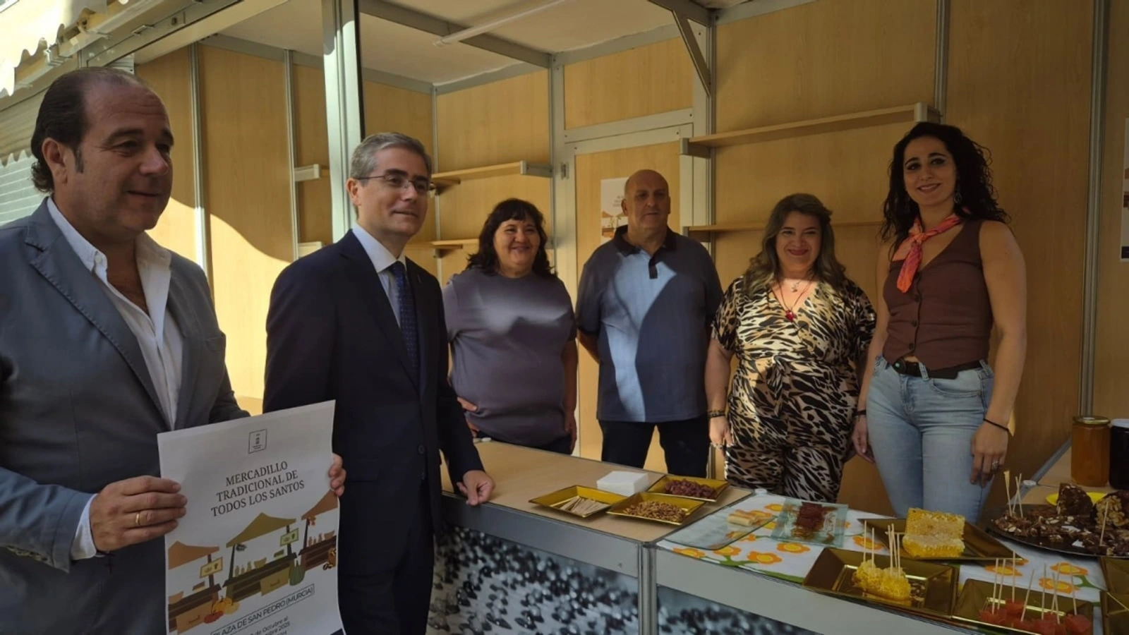 Dulces sobre el mostrador de un puesto del mercado de Todos los Santos de Murcia, en una imagen de archivo