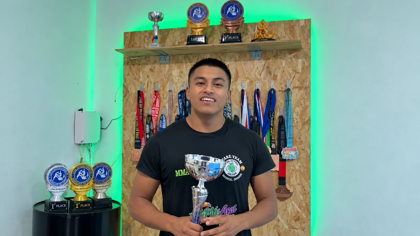 Nick Santillán con un trofeo en las instalaciones de Jacaré Team tras su victoria en el VI WEC Contenders