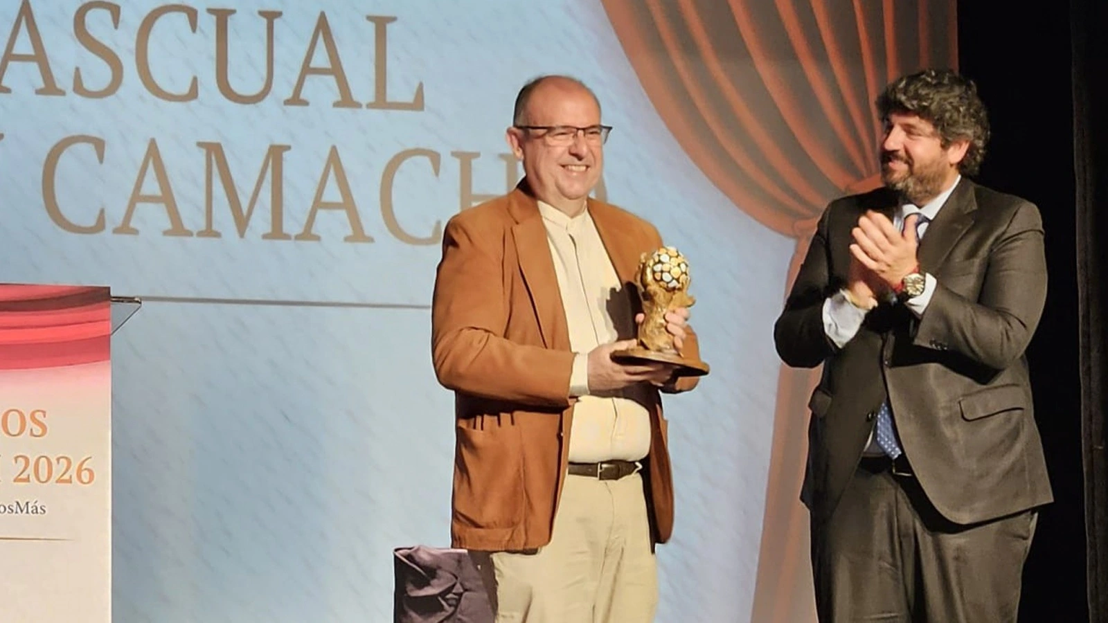 Pascual Saorín sostiene su Premio Quórum en un acto celebrado en mayo de 2026