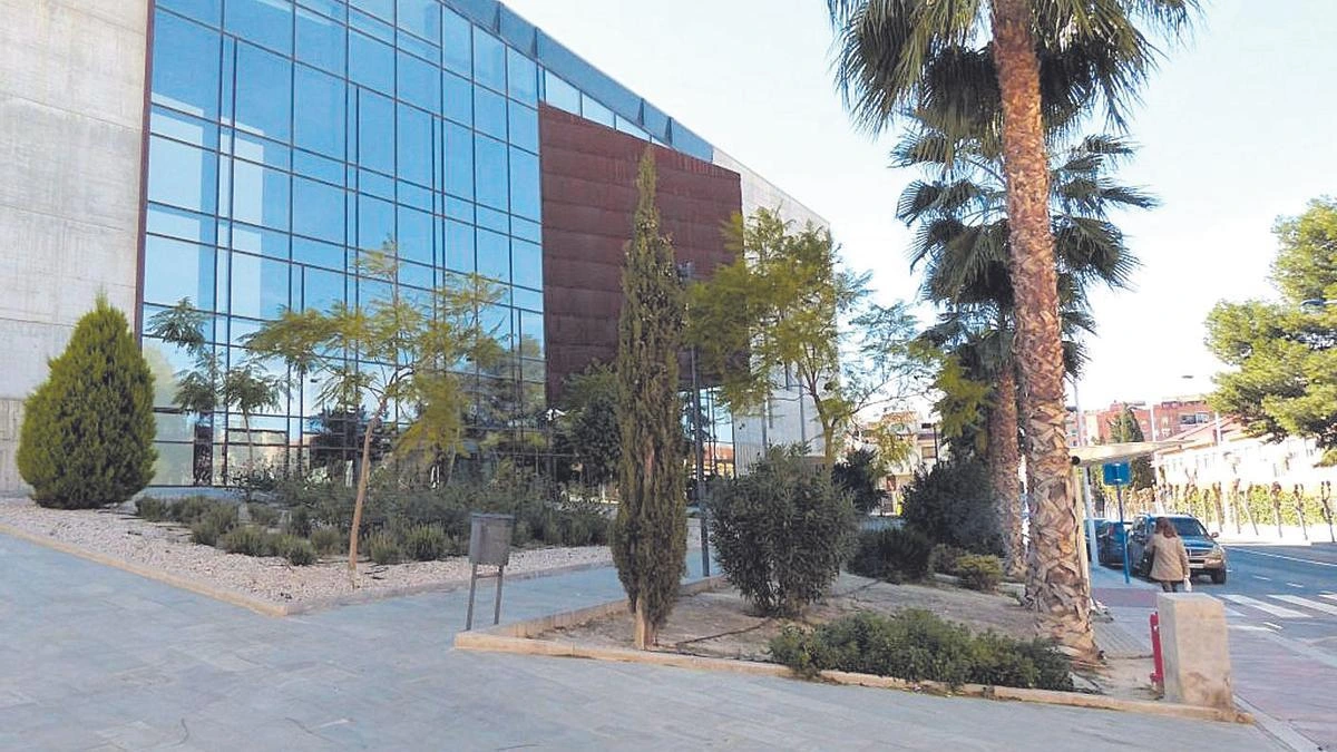 Fachada del Teatro Villa de Molina, con sus paneles de vidrio y el jardín exterior