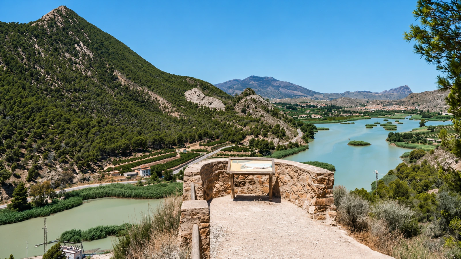 Paisaje del Valle de Ricote con montes, huerta y agua desde un mirador