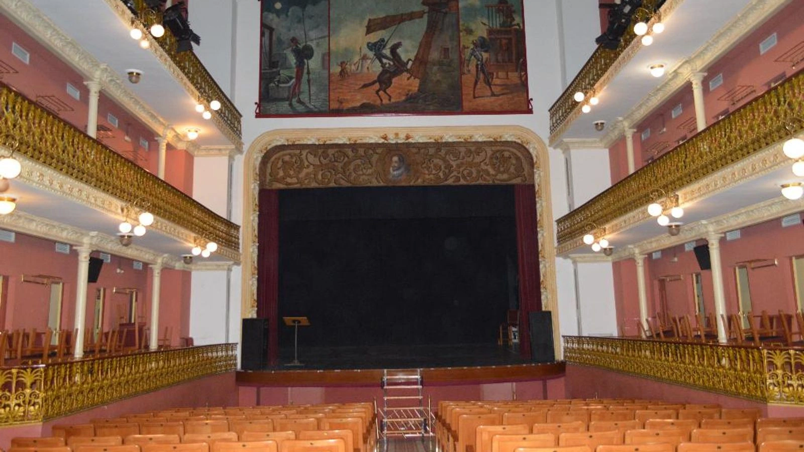 Escenario y patio de butacas del Teatro Cervantes de Abarán