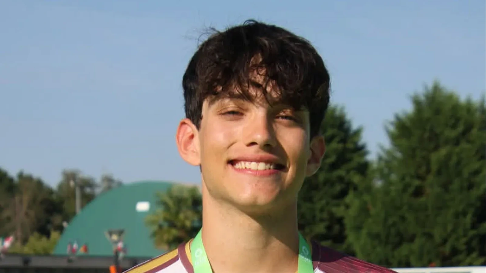 Pablo González sonríe con una medalla al cuello y la equipación de la selección española de patinaje.
