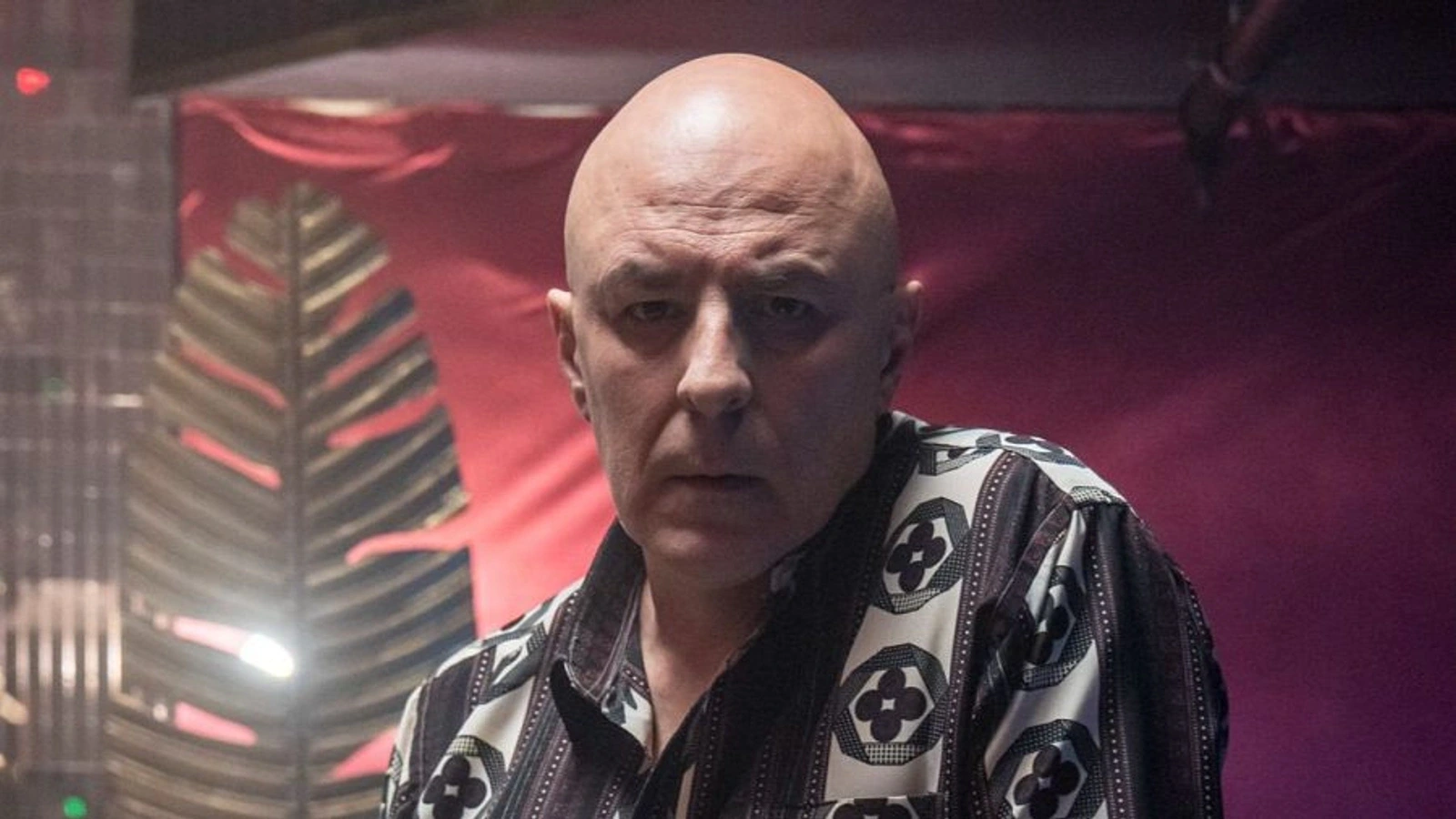 Roberto Álamo caracterizado como Casper en una imagen promocional del rodaje. Fotografía: Rubén Romero / RTVE.