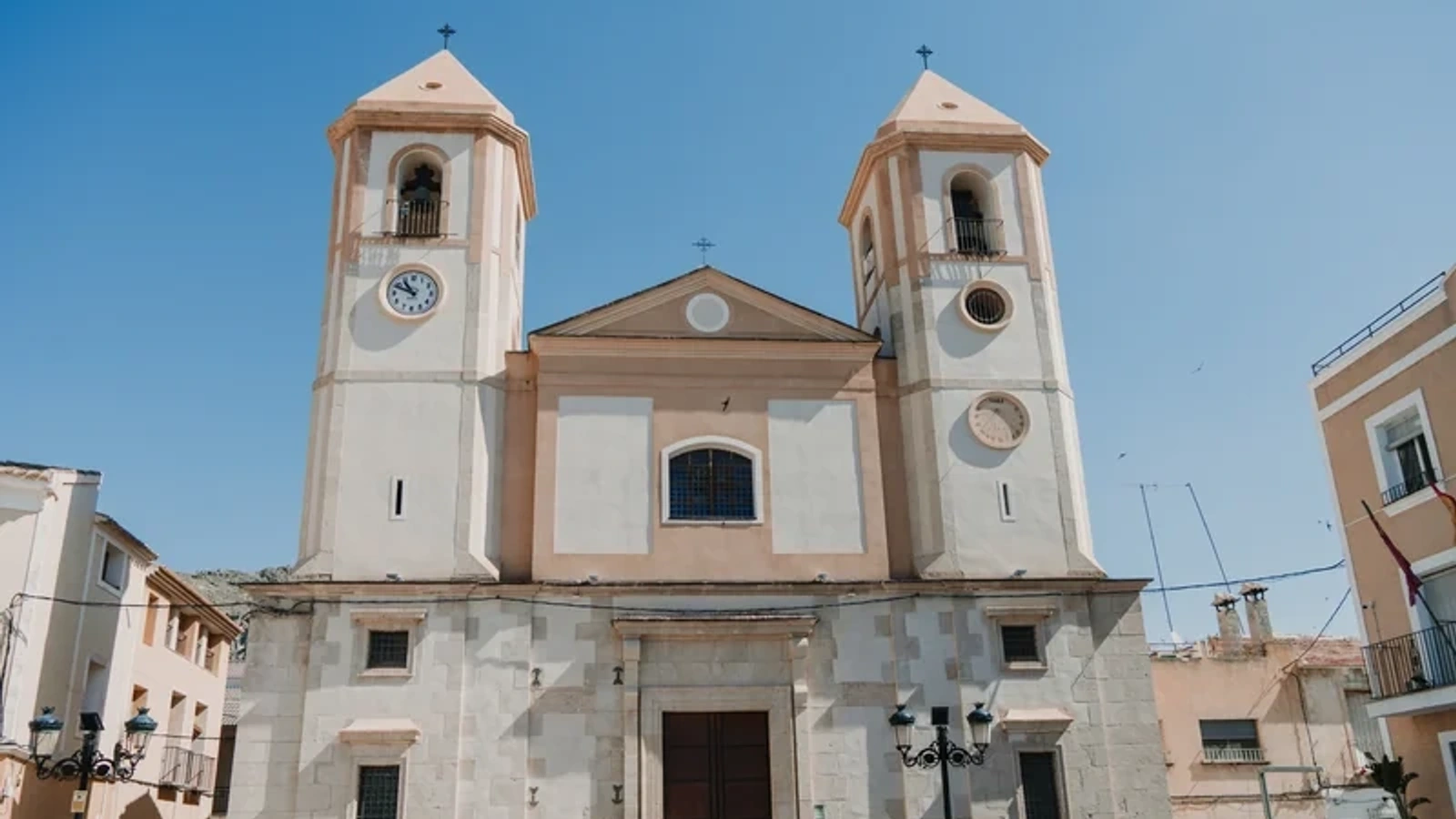 Fachada y torres de la iglesia de Nuestra Señora de la Asunción en Villanueva del Río Segura