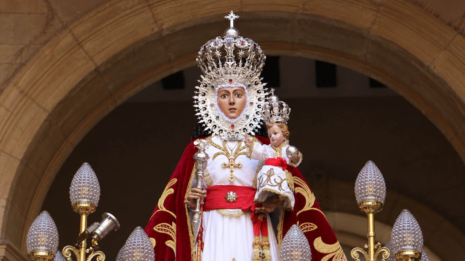 La Virgen de la Fuensanta con el Niño durante su visita al Palacio Episcopal de Murcia