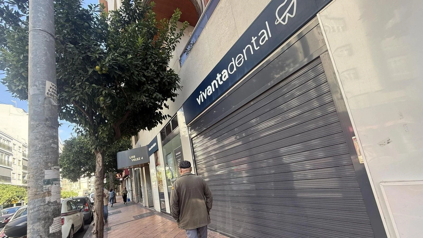 Fachada de la clínica Vivanta Dental de Murcia con la persiana bajada.