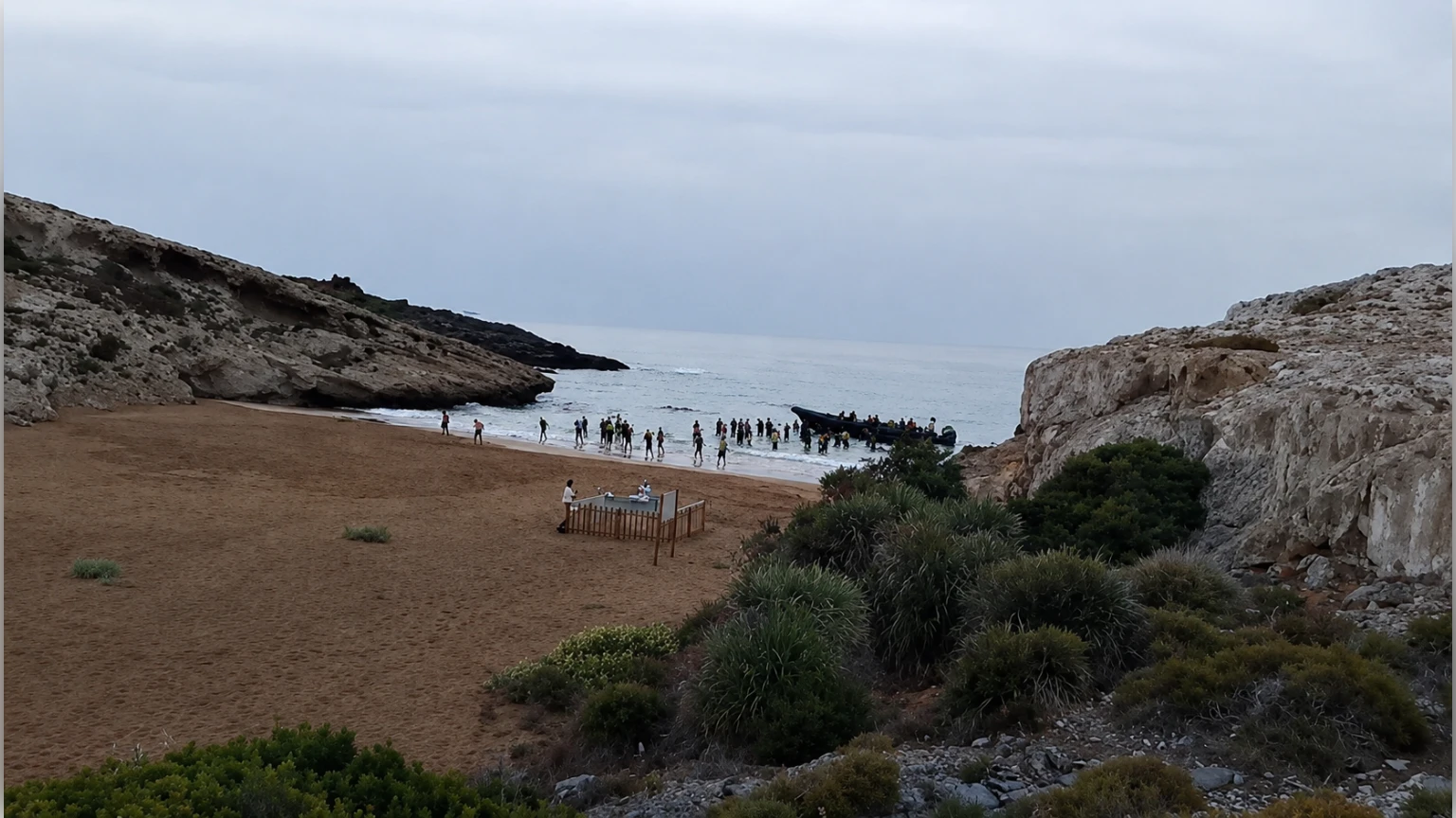 Unas 50 personas llegan en embarcación a Cala de los Dentoles, en Cartagena