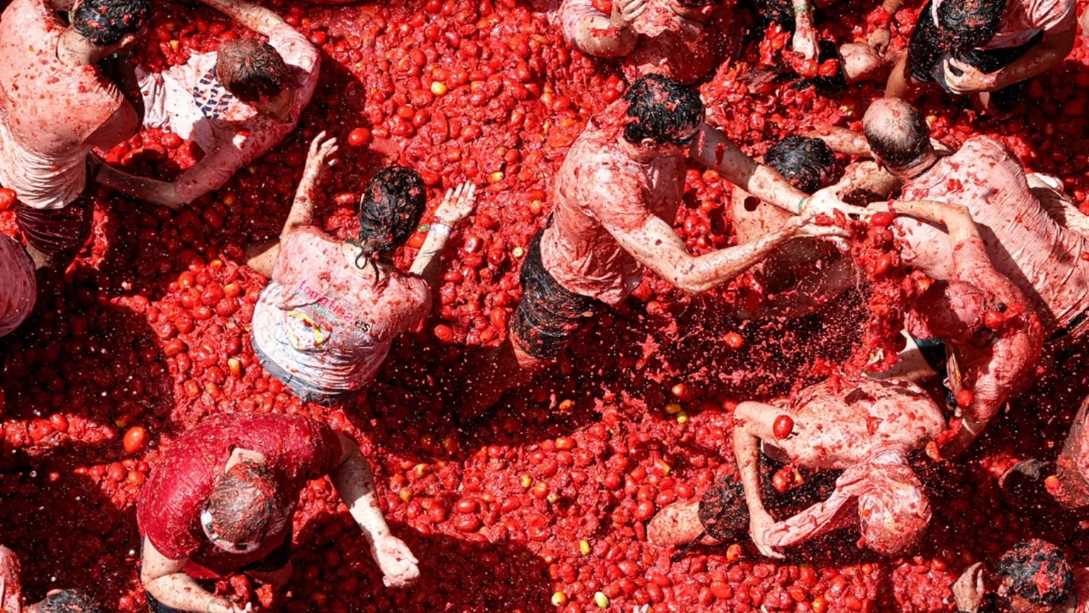 La Tomatina llena Buñol de fiesta y reabre el debate por el uso de 150 toneladas de tomate