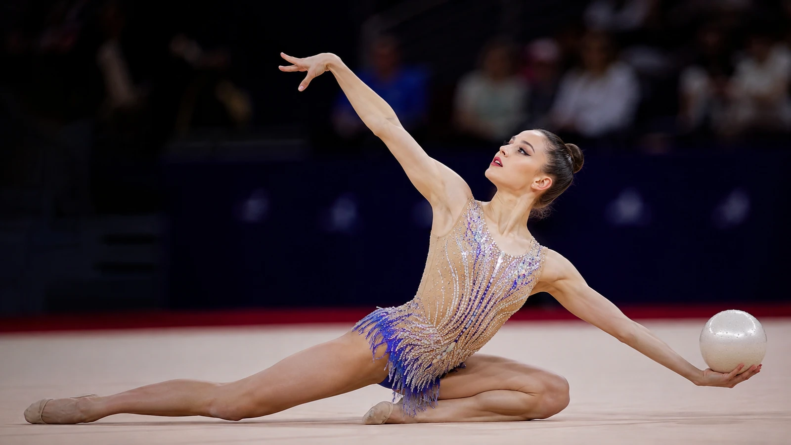 Gimnasta de rítmica durante un ejercicio con pelota
