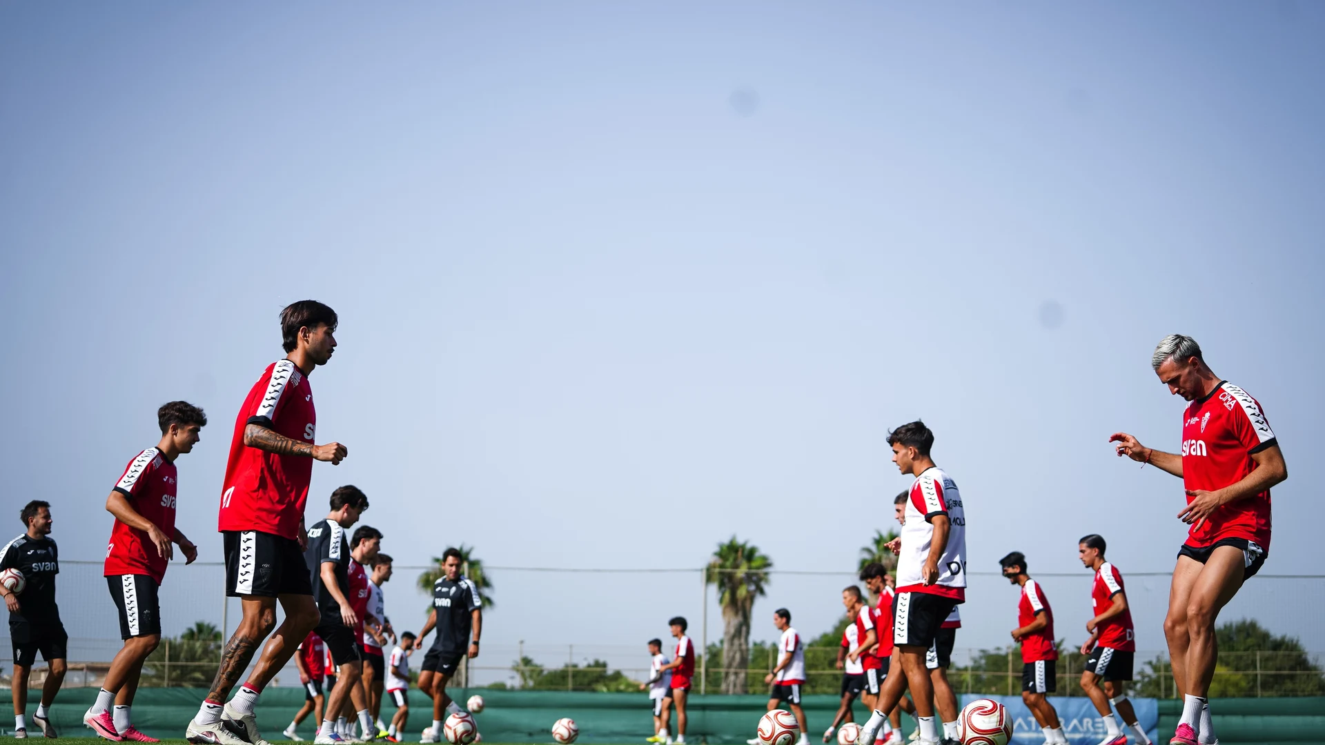 Jugadores del Real Murcia durante una sesión de entrenamiento antes del debut liguero frente al Hércules
