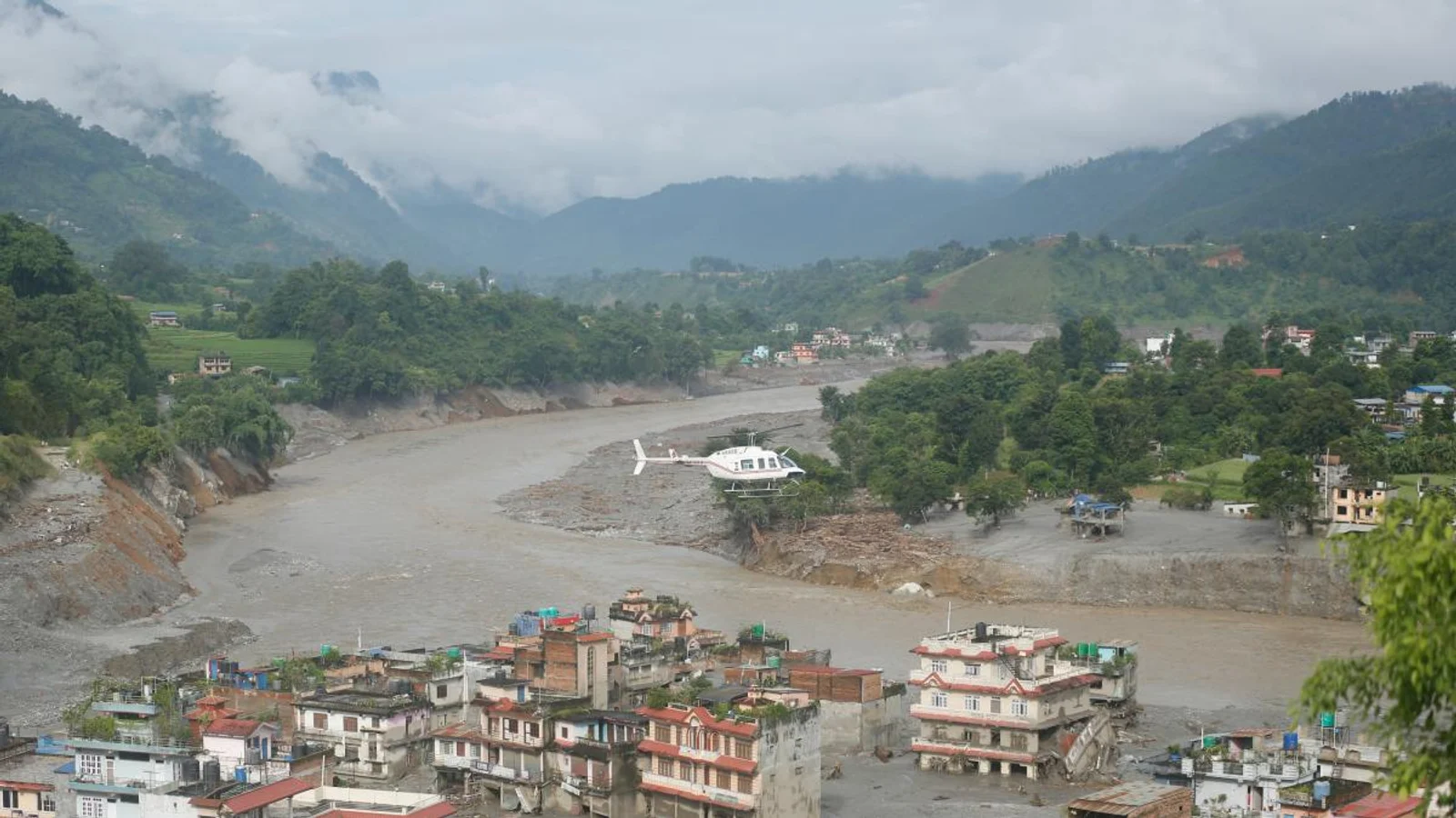 Carretera dañada en Nepal tras las riadas que dejaron turistas desaparecidos