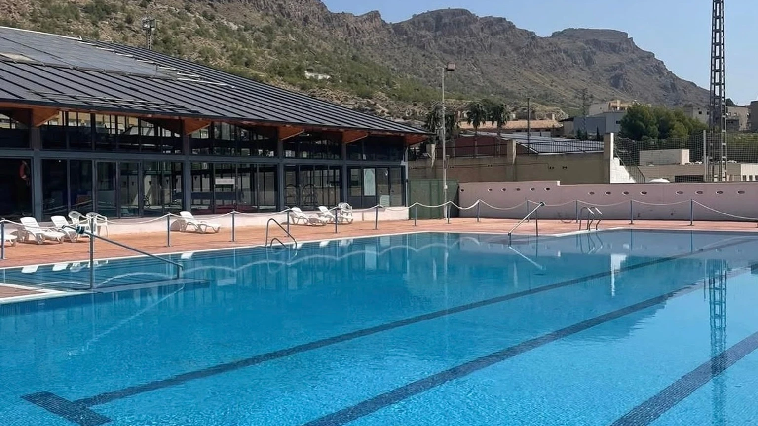 Piscina municipal de Blanca con la sierra al fondo