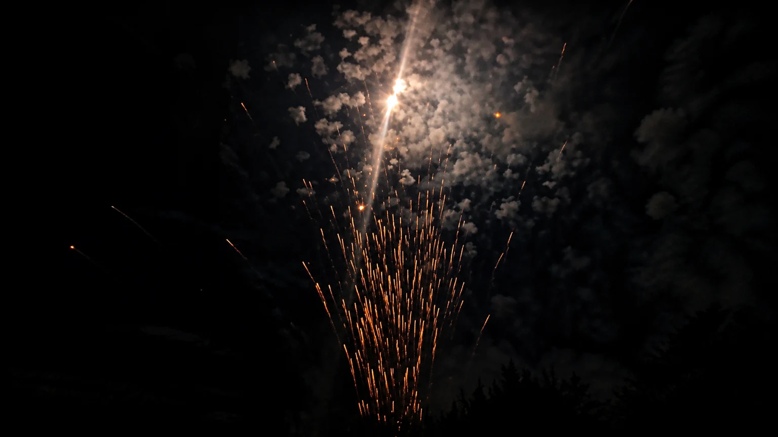 Cohetes iluminan la noche de Ojós durante la Cohetada de las Fiestas Patronales de San Agustín