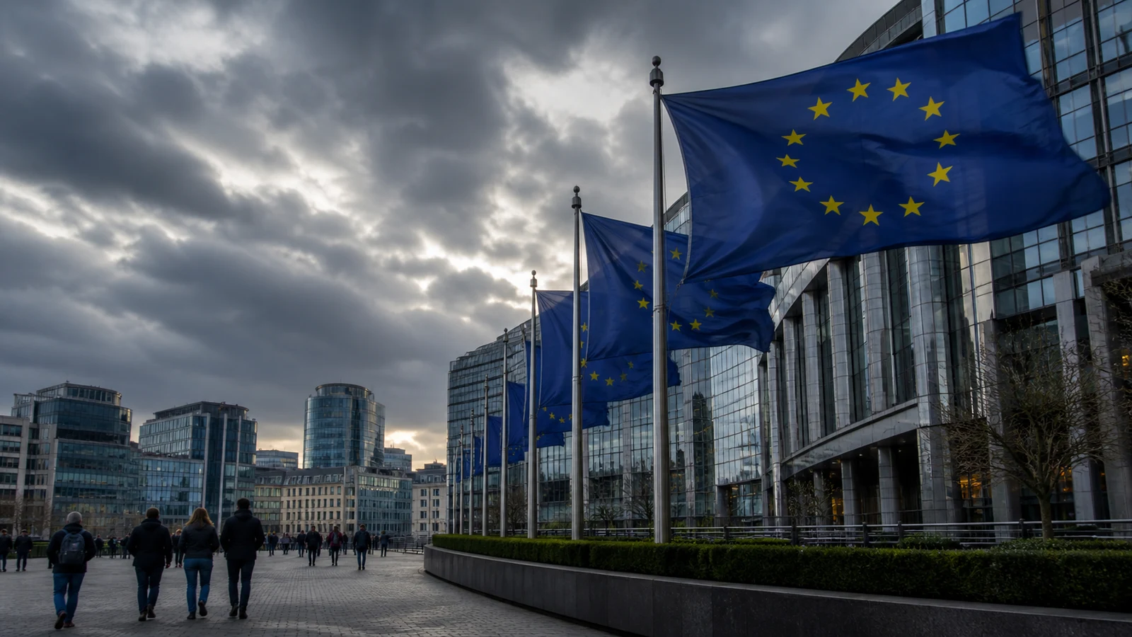 Banderas de la Unión Europea ante una sede institucional en Bruselas bajo un cielo nublado